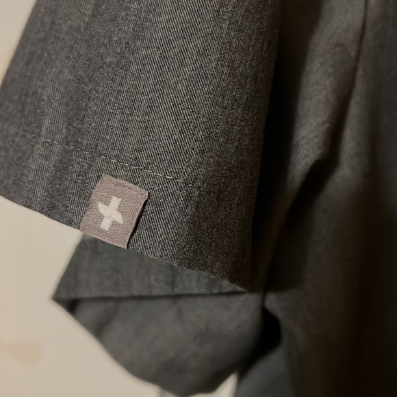 FIGS gray scrub top, technical collection, size large - Picture 2 of 4